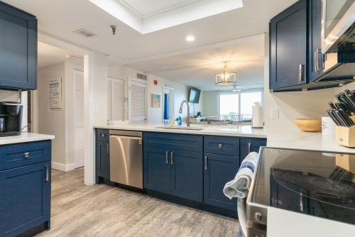 Keurig/regular coffee, maker blender, toaster, ice machine, fully stacked utensils in kitchen