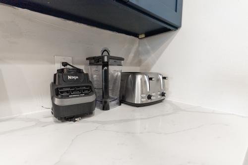 Fully stocked kitchen Keurig/regular coffee maker toaster, blender, ice machine