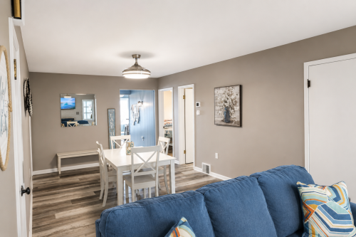 Dining room area with 6 seating
