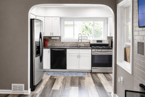 Fully equipped kitchen (Keurig coffee maker, toaster, and an ice machine)