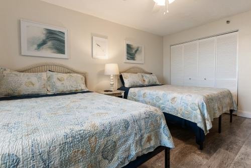 Second bedroom 2 queen beds plenty of closet space flatscreen TV