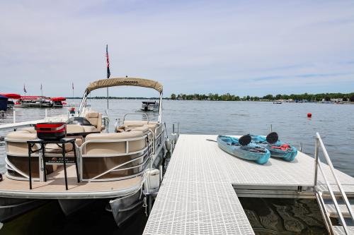 Boat rental available with complimentary Kayaks (150 hp motor)