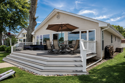 Spacious deck with plenty of seatings 