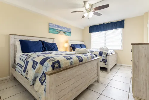 Second bedroom, 2 queen beds, dresser