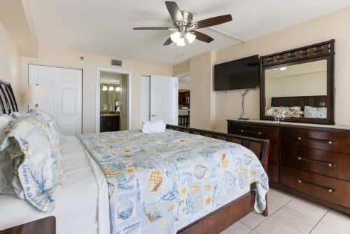 King-size master bedroom with private bathroom &amp; flatscreen TV 