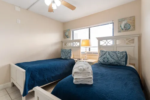 Third room with twin beds and flatscreen-TV