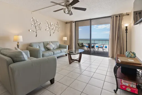 Living room with direct ocean view 