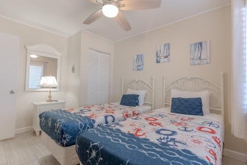 Third bedroom two twin beds flatscreen TV