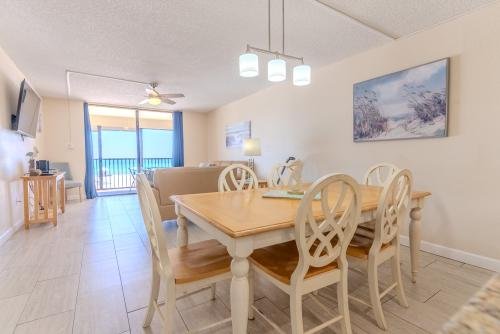 Dining room seating for 6 with an direct access of the ocean view 